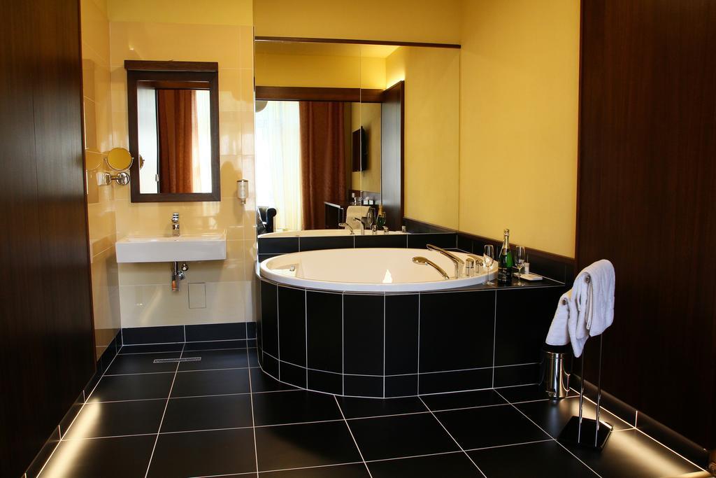 Hotel Baltaci Stary Zamek Napajedla Bagian luar foto