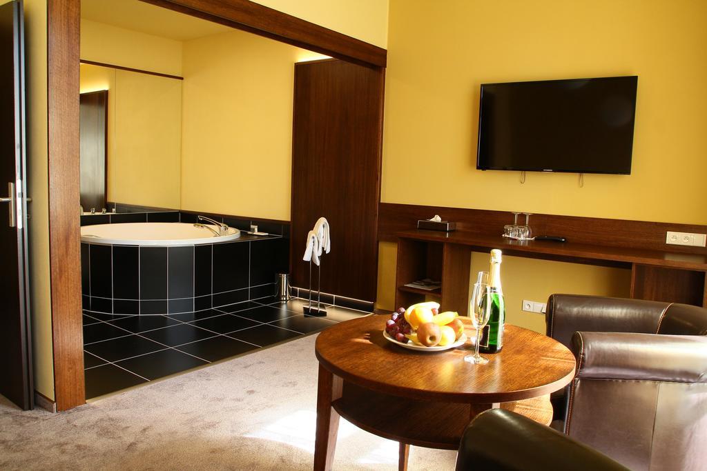 Hotel Baltaci Stary Zamek Napajedla Bagian luar foto
