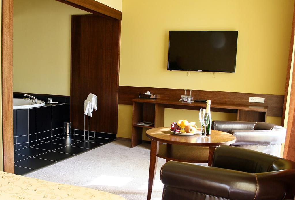 Hotel Baltaci Stary Zamek Napajedla Bagian luar foto